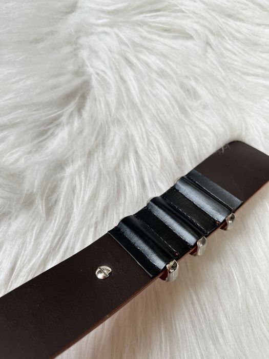 Damski pasek z ciekawą klamrą