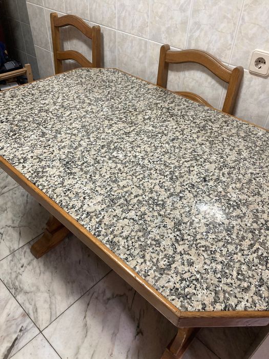 Mesa em mármore + 4 cadeiras (bom estado)