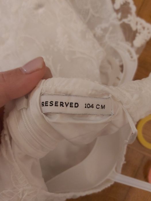Piękna, biała, koronkowa sukienka dla dziewczynki Reserved