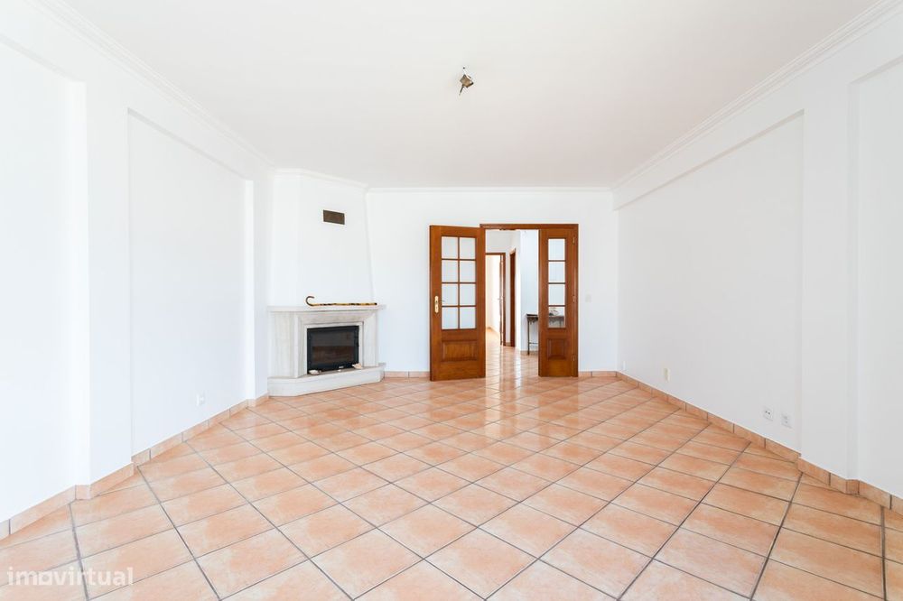 Excellent T1 Apartment with Private Garage Box – Consolação Beach