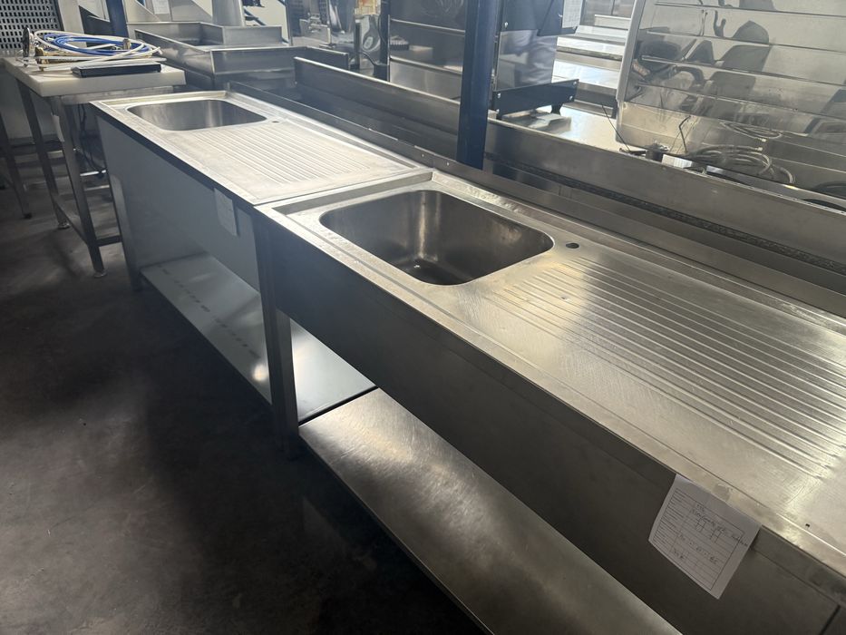 Bancada industrial com pio á esquerda e escorredouro