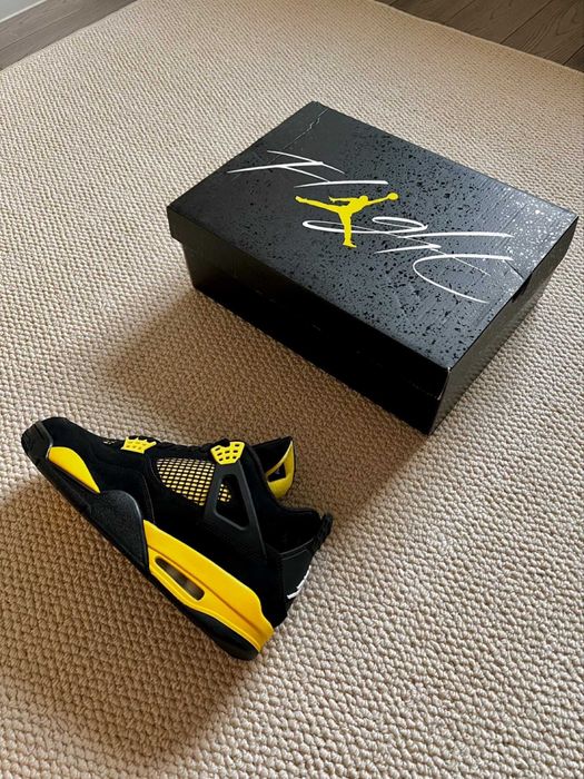 Jordan 4 RetroThunder unisex w kolorze czarnym i żółtym41