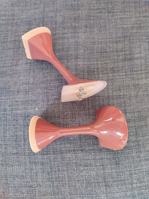 Obcasy brązowe para wraz z flekami