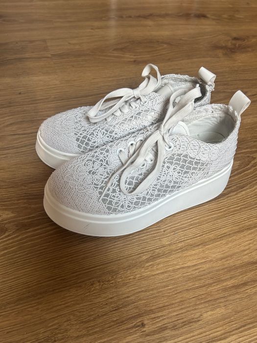 Białe ażurowe sneakersy z koronką z motywem kwiatowym na platformie