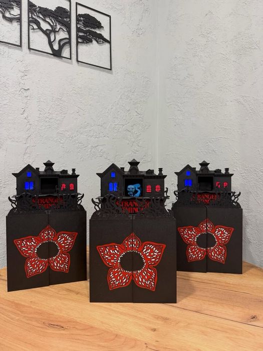 Поличка для фігурок з Stranger Things "Дивні Дива"