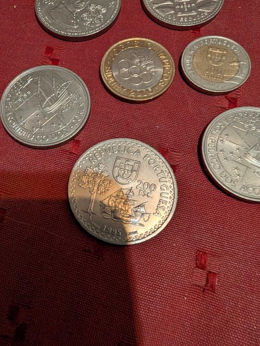 Sete moedas comerativas de 100 escudos e 200 escudos