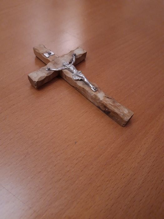 Crucifixo antigo de madeira e metal, para pendurar