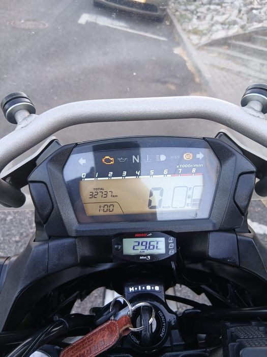 Honda NC750X de 2015 com 33 mil km, muito bom estado