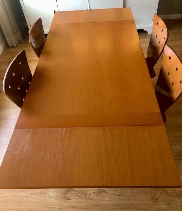 Conjunto mesa e cadeiras sala em cerejeira