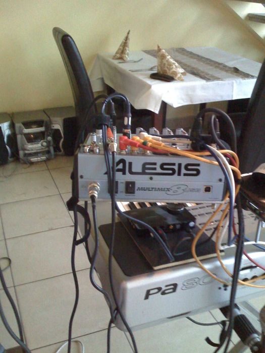 Statyw na dwa instrumenty klawiszowe.