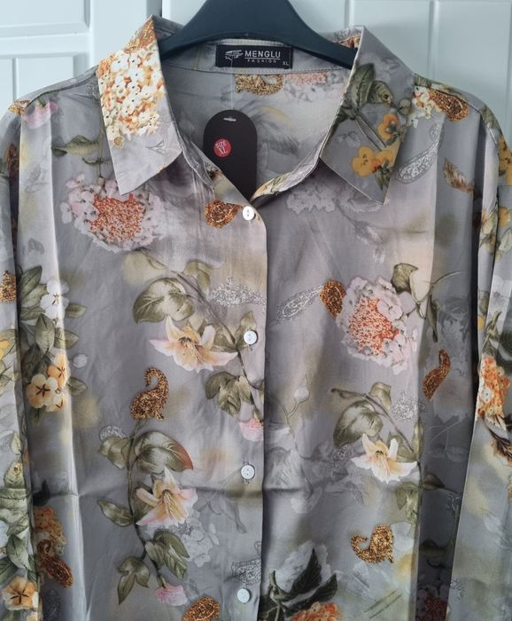 Camisa de manga comprida, acetinada, cinza com flores. XL
