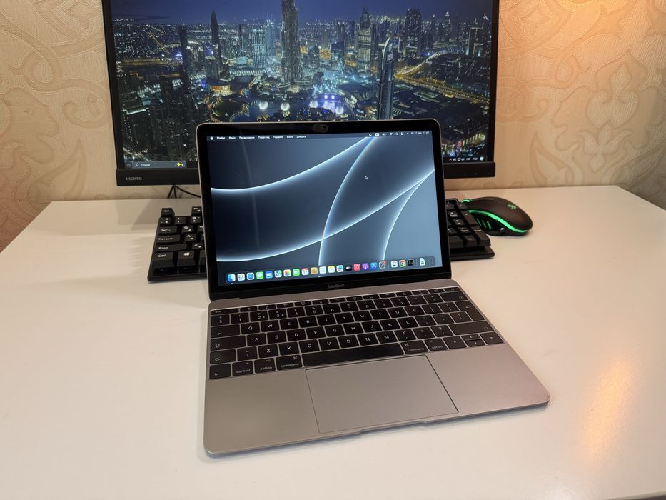 Apple MacBook 12" 2017 (Intel M3, 8/256 гб)