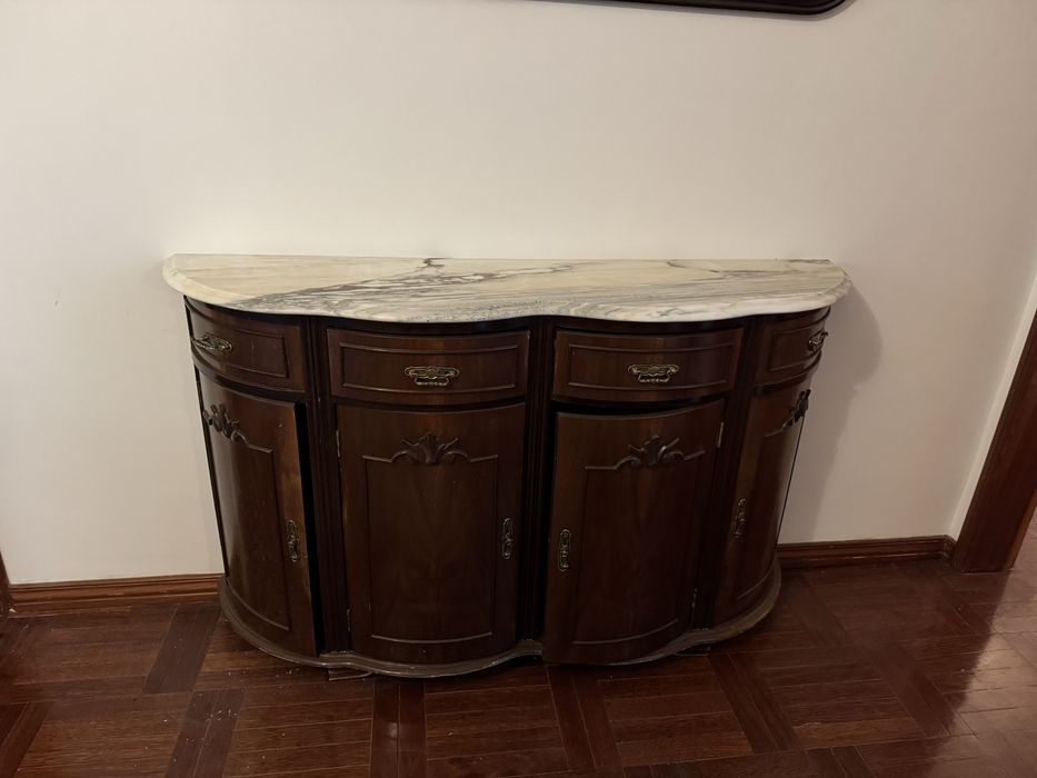 Sapateira clássica em madeira com tampo em mármore