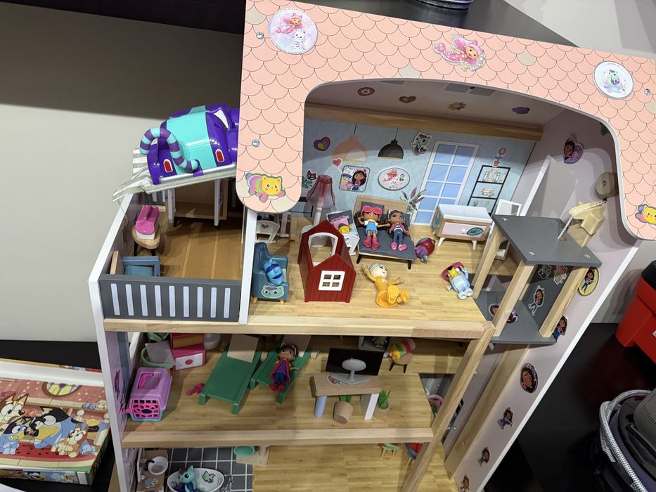 Casa de bonecas com muitas fuguras