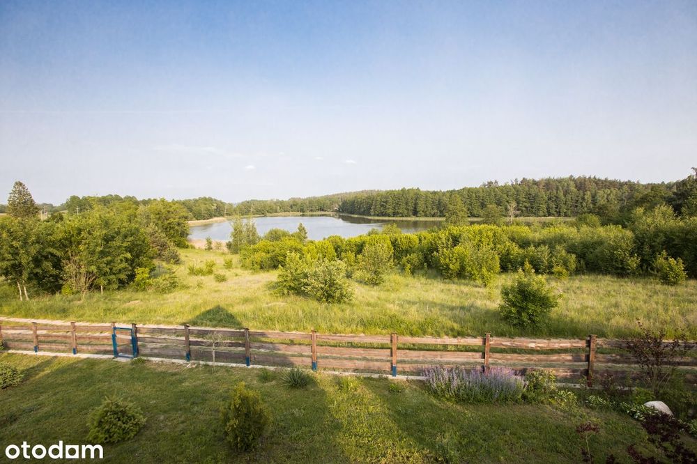 drewniany domek nad jeziorem