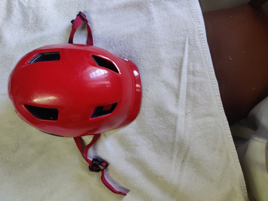 Capacete de bicicleta vermelho criança