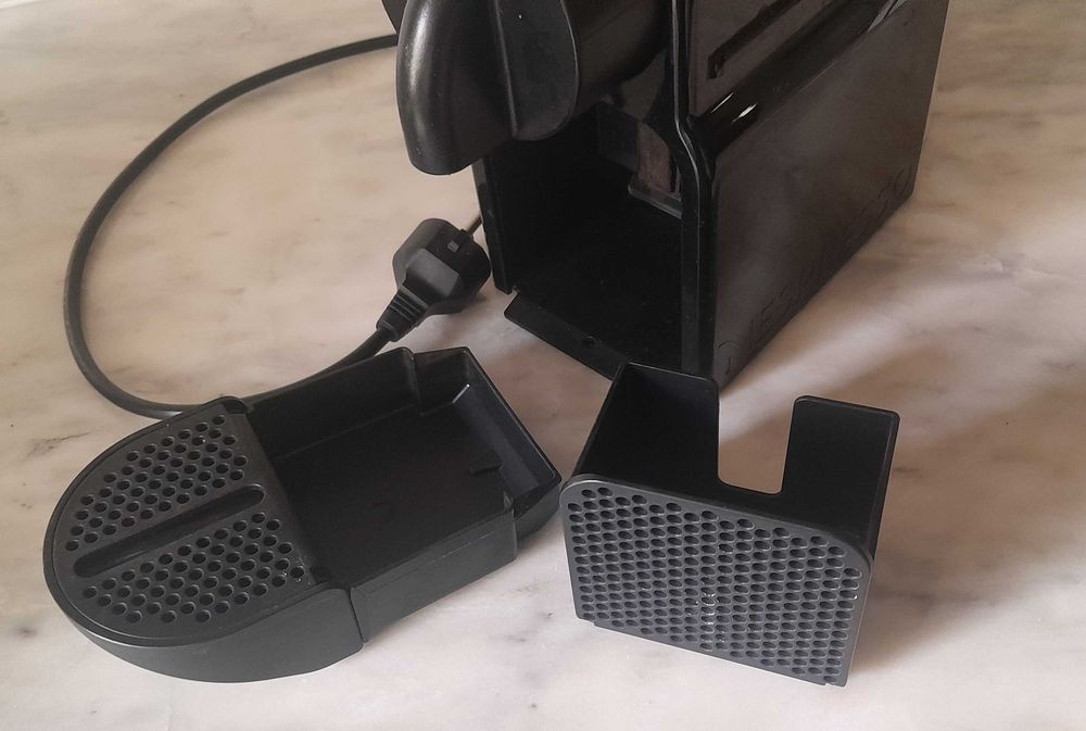 MAQUINA CAFÉ DELONGHI NESPRESSO INISSIA PRETO (AVARIADA)