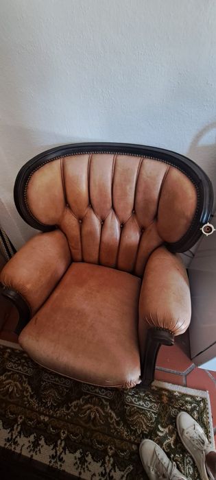 Sofás em pele antigos