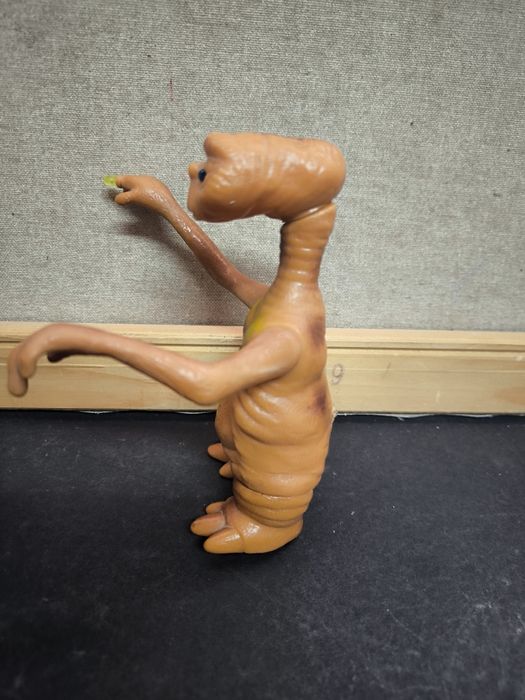 Boneco ET em plástico