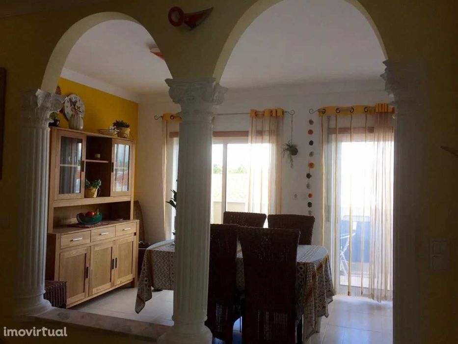 T2 c/terraço e barbecue a 250m da praia