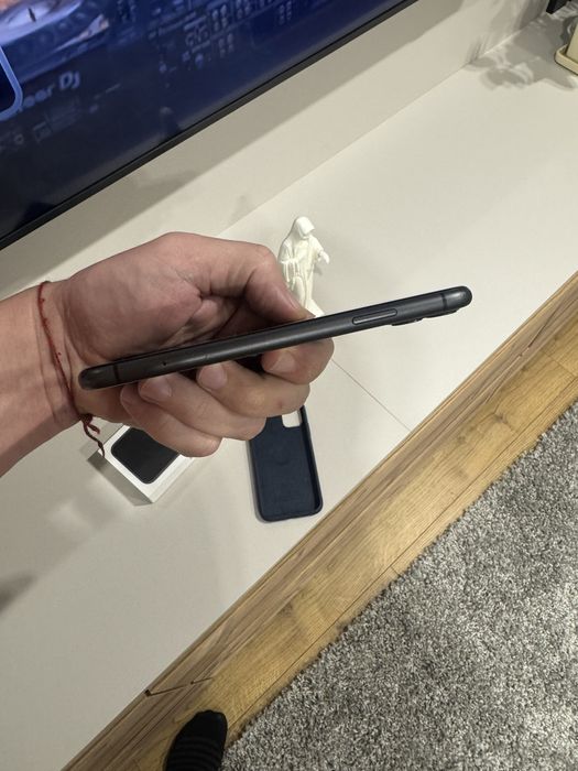 Айфон 11 батарея 73% все орігінальне стан 10 все працує