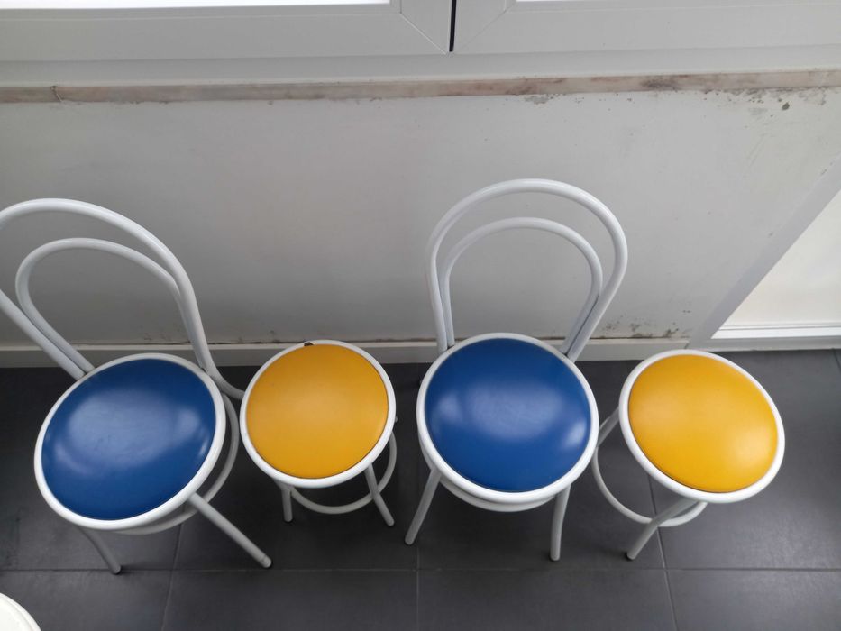 Mesa de cozinha extensível com duas cadeiras e dois bancos