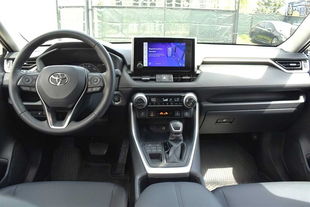 Toyota RAV4 XLE Premium      2024
