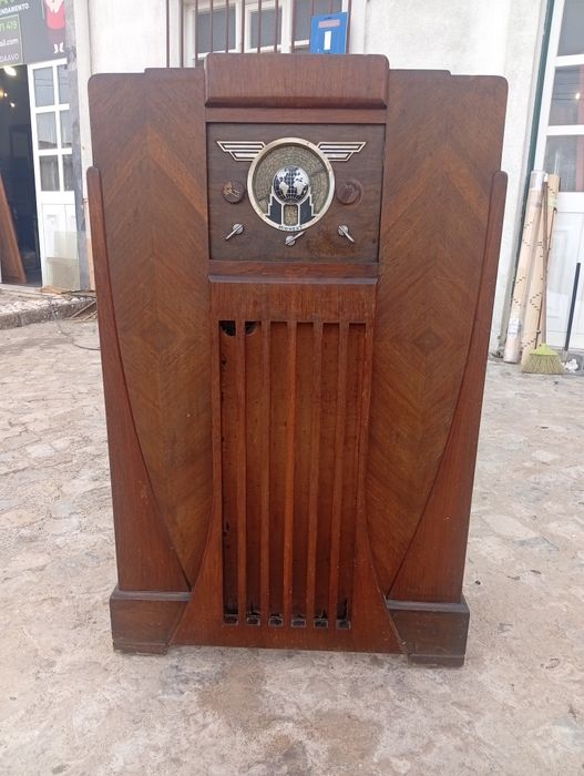 Rádio de consola antigo da marca Midwest