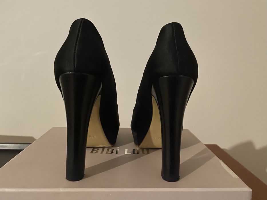Sapatos pretos abertos à frente