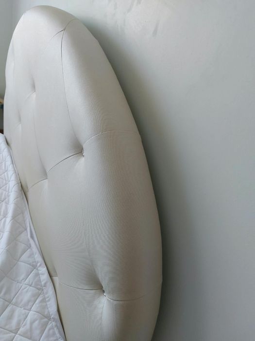 Cama de casal com 2 cabeceiras e 2 mesinhas de cabeceira wengue e carvalho