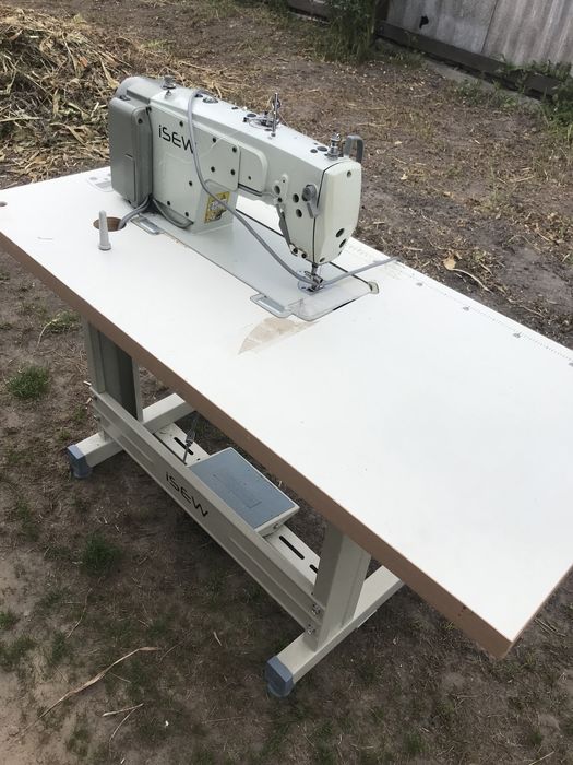 Продам швейну машинку