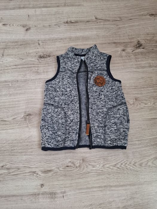 Bezrękawnik na wiosnę rozmiar 92 dla chłopca