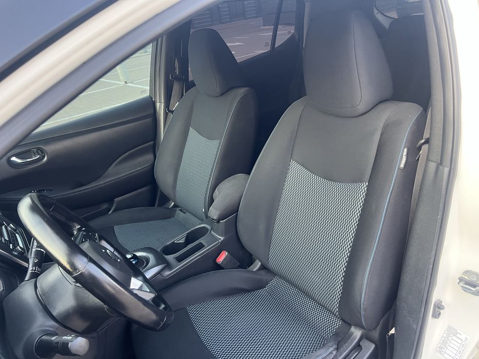 Nissan Leaf в отличном состоянии.