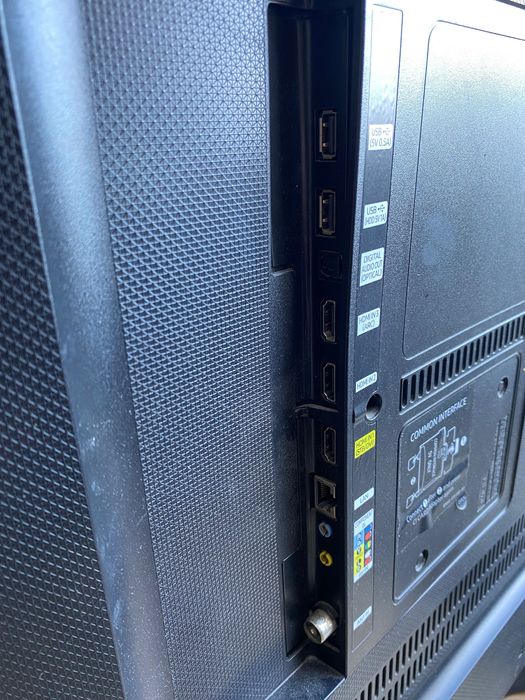 Smart TV Samsung UE43KU6000 com defeito no ecrã