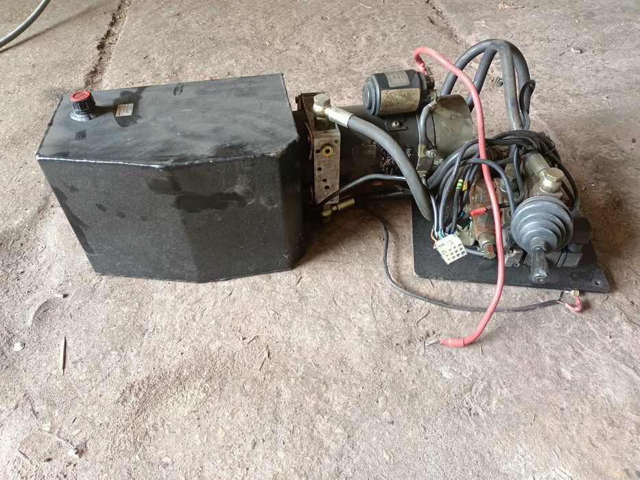 Pompa hydrauliczna z rozdzielaczem
