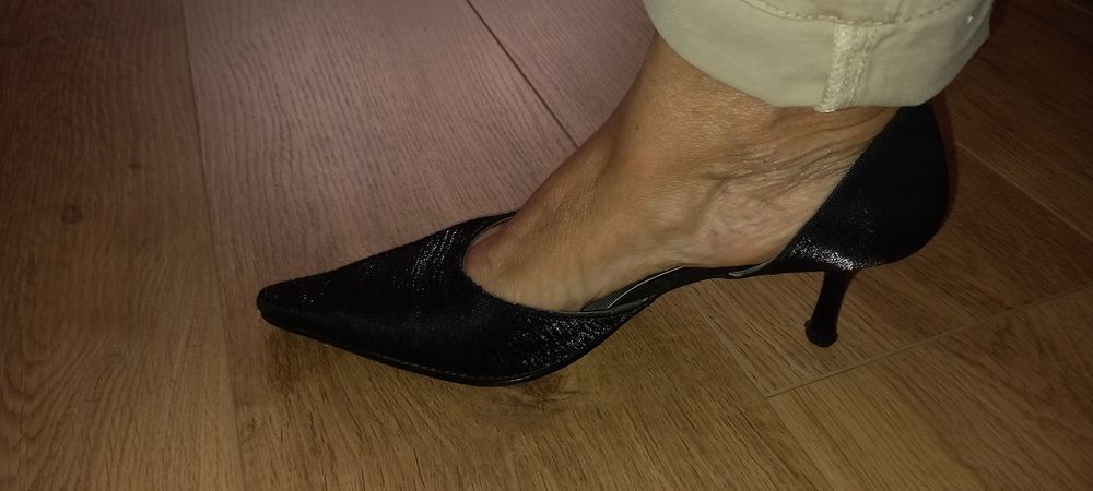 Sapato de cerimónia com ligeiro brilho em pele