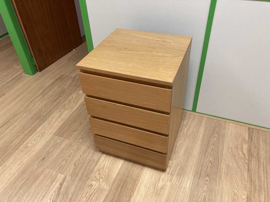 Cómoda com 4 gavetas