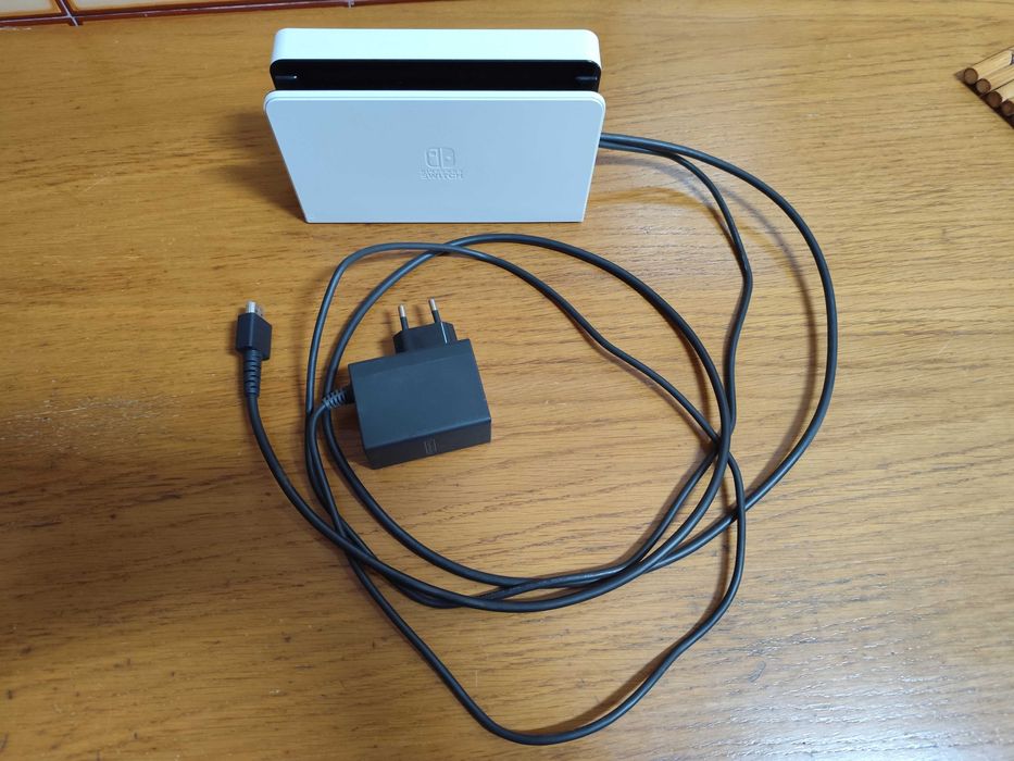 Nintendo Switch OLED (desbloqueada) + cartão 512GB + Acessórios