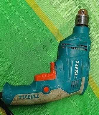 Компактная Дрель Total TD4506, имеет небольшие размеры и малый вес