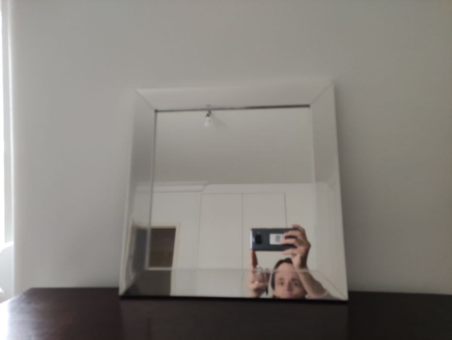 Espelho com moldura prateada