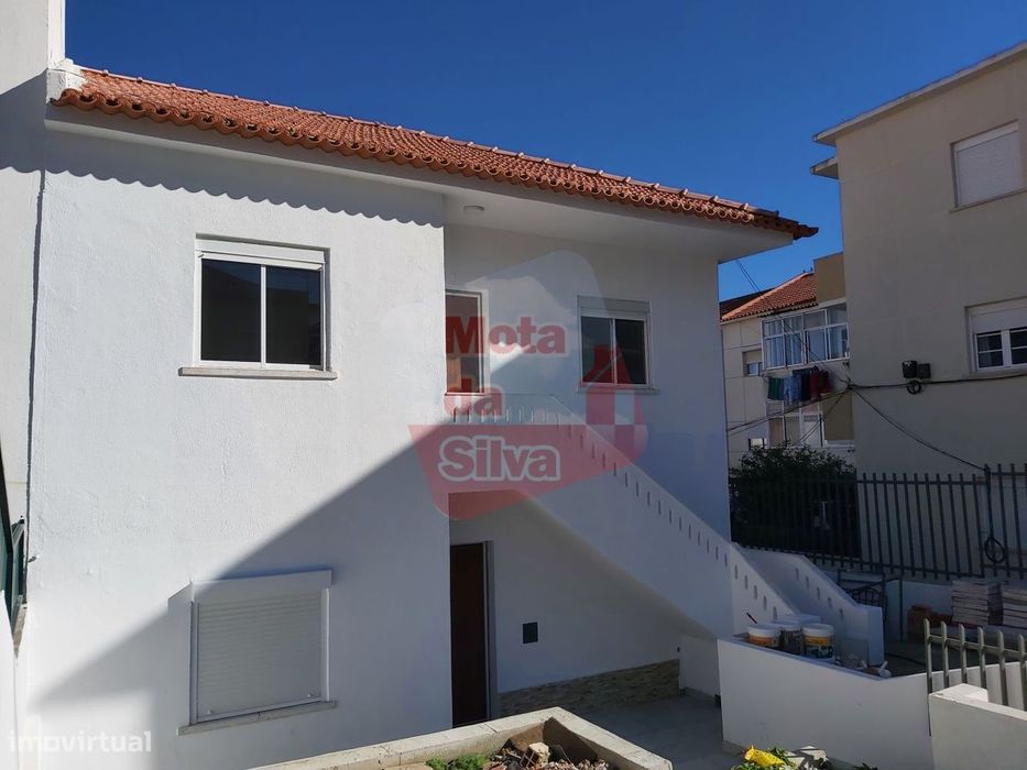 Excelente Apartamento T2 | Almada R/C com Logradouro