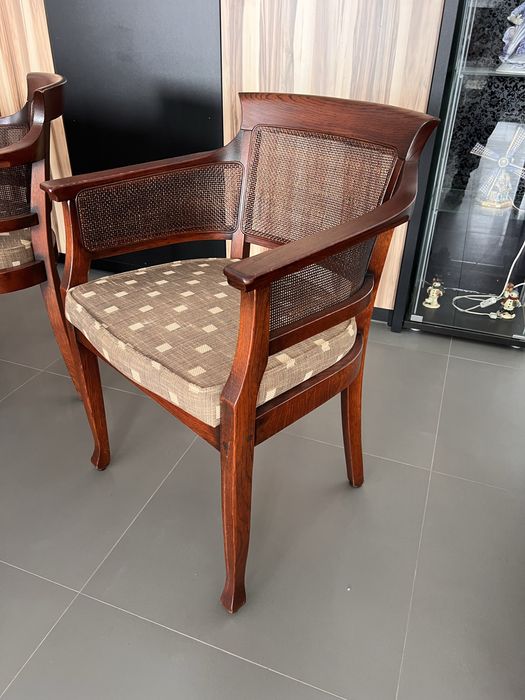 Stół okrągły dębowy z miękkimi fotelami