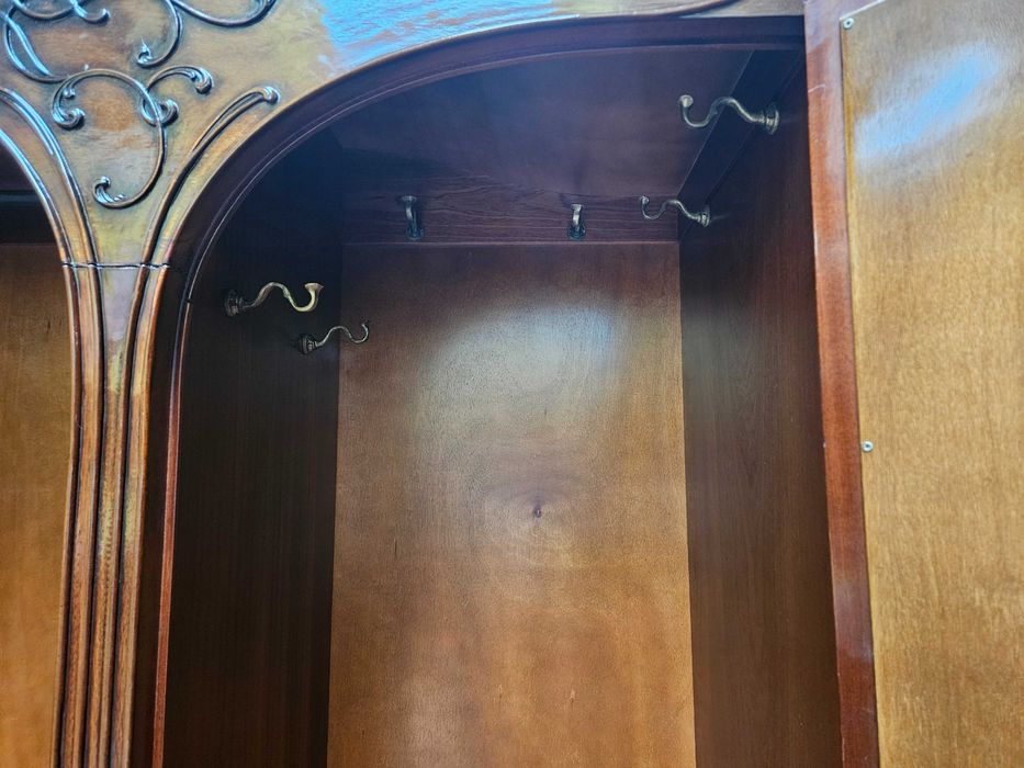 Armário antigo com portas espelhadas - Muito bom estado geral