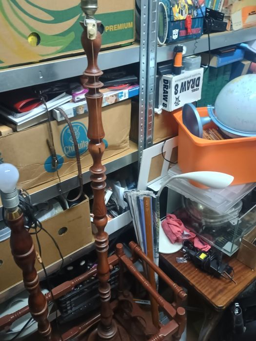 Drewniana lampa stojąca