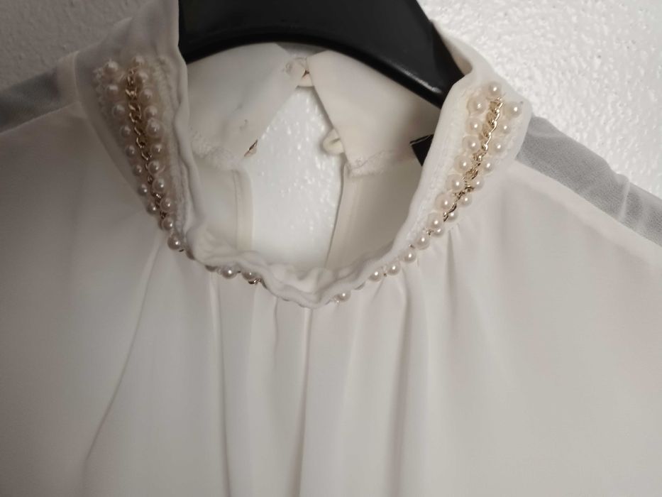 Blusa branca com pérolas