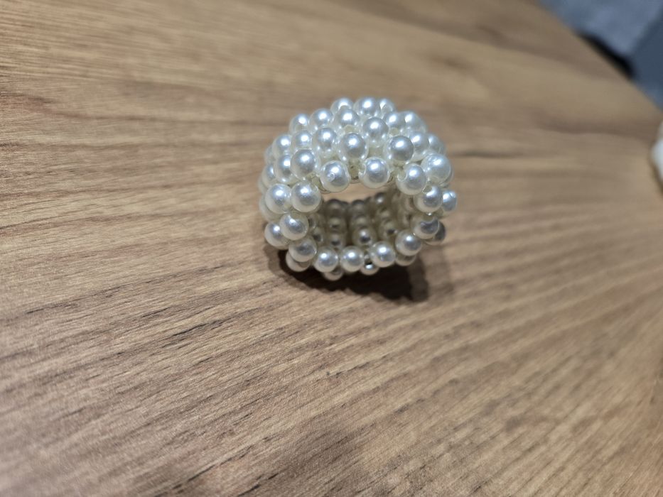 Ozdobna gumka do włosów z perełkami.