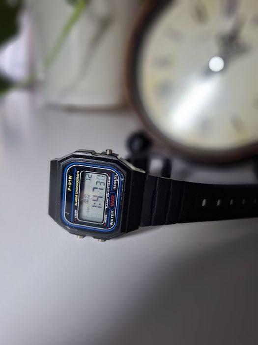 Zegarek elektroniczny retro