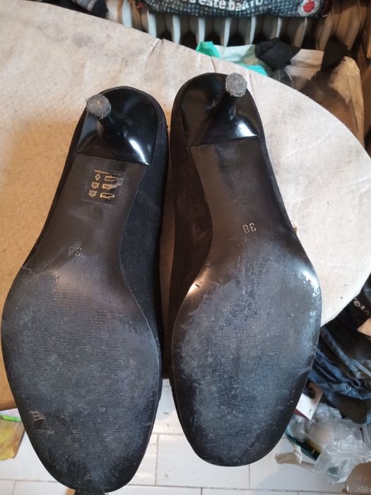 Sapatos pretos com flor