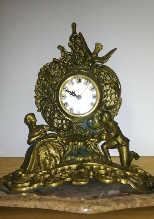 Relógio antigo com base em pedra mármore