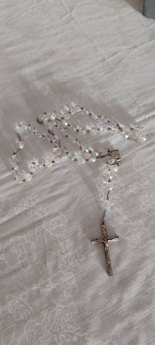 Terço branco com pedras